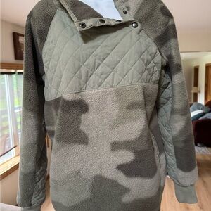 Abercrombie & Fitch Assymetrical Green Camouflage Fleece Size Medium